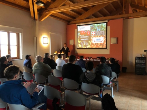 INSIEME AI RAPPRESENTANTI DELLE PRINCIPALI AREE DI PRODUZIONE DI FRUTTA NEL MONDO PER PARLARE DELLE NUOVE VARIETA’ DI MELO E PERO SPERIMENTATE DA AGRION